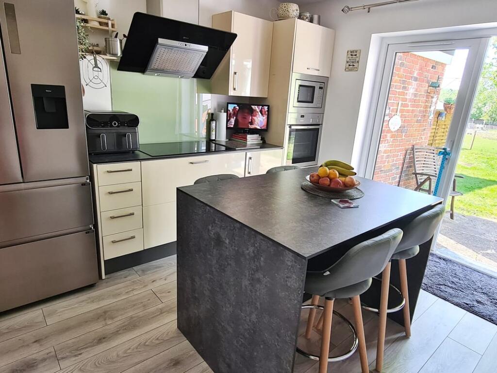House in East Hampshire, Lindford - More