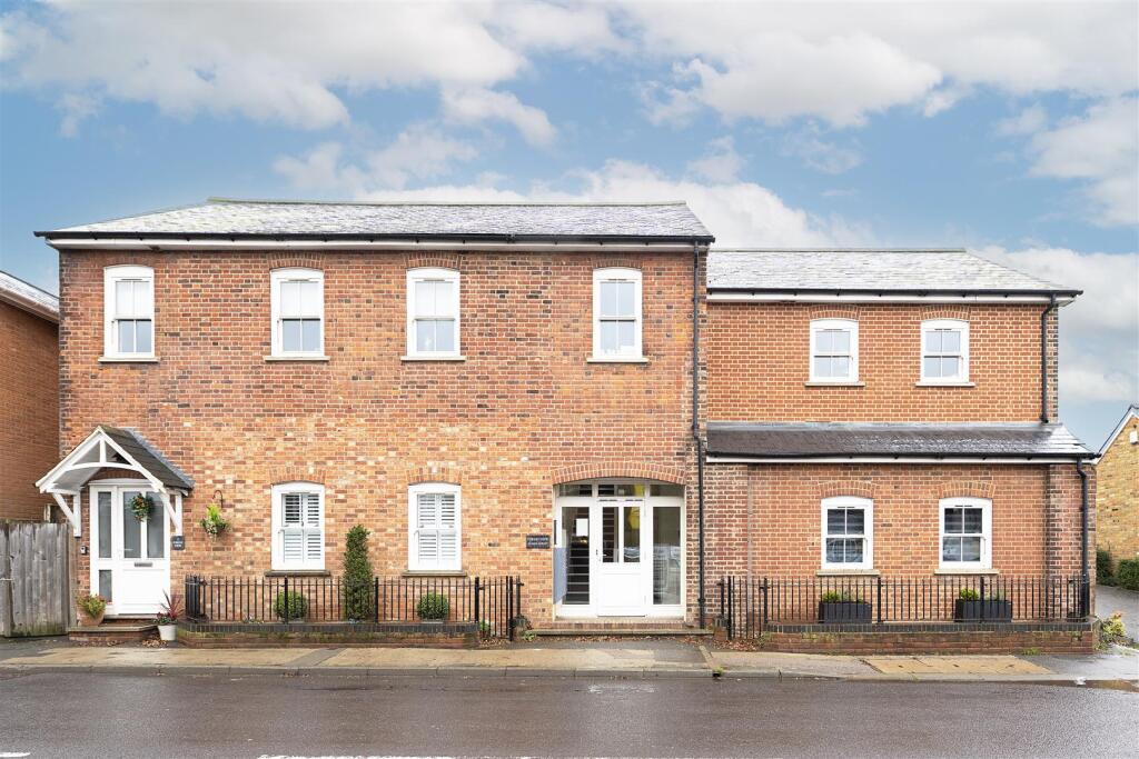 Main image of property: 35 High Street, Sandridge, St Albans