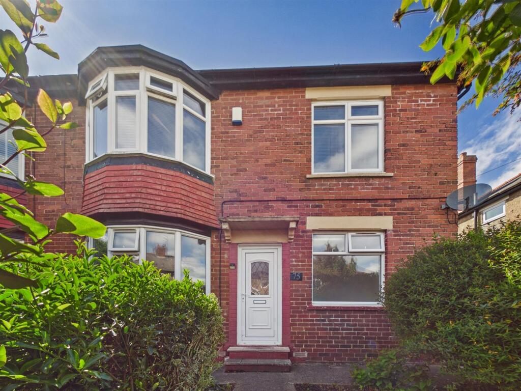 2-bed flat on Closefield Grove, Monkseaton, £165,000