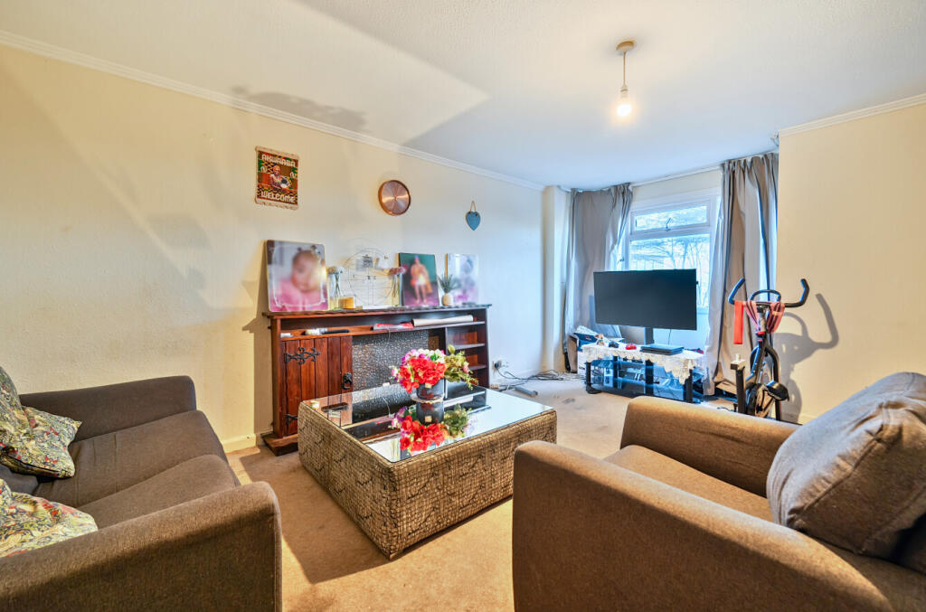 Willow Drive, Bracknell, Berkshire photo 2