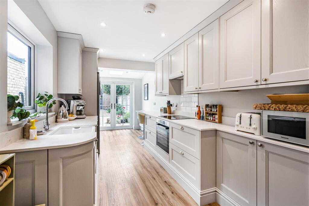 House in London, Royal Borough of Kingston upon Thames - View 3
