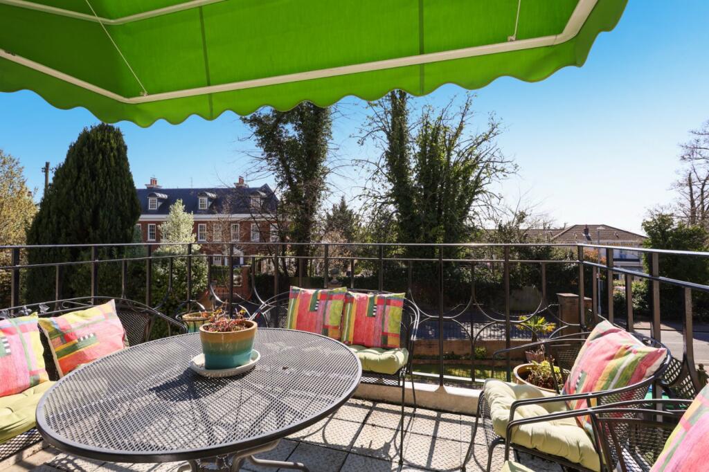 House in Kingston upon Thames - More