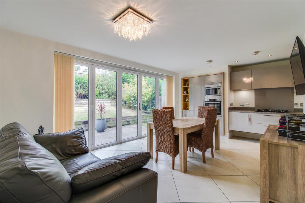 House in Wakefield, Outwood - View 4