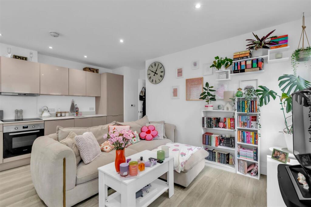 Apartment in Horsham, West Sussex - View 5