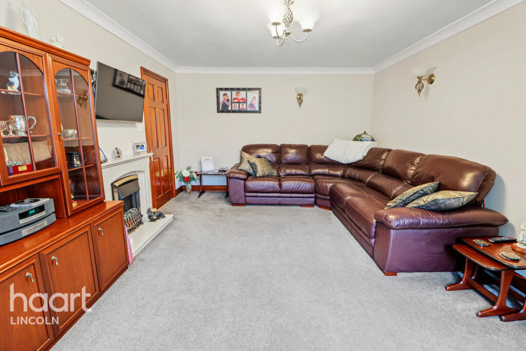 House in East Lindsey, Bucknall - More