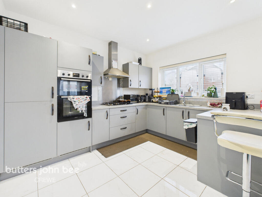 4 bed detached - Chaucer Road, Crewe image 5
