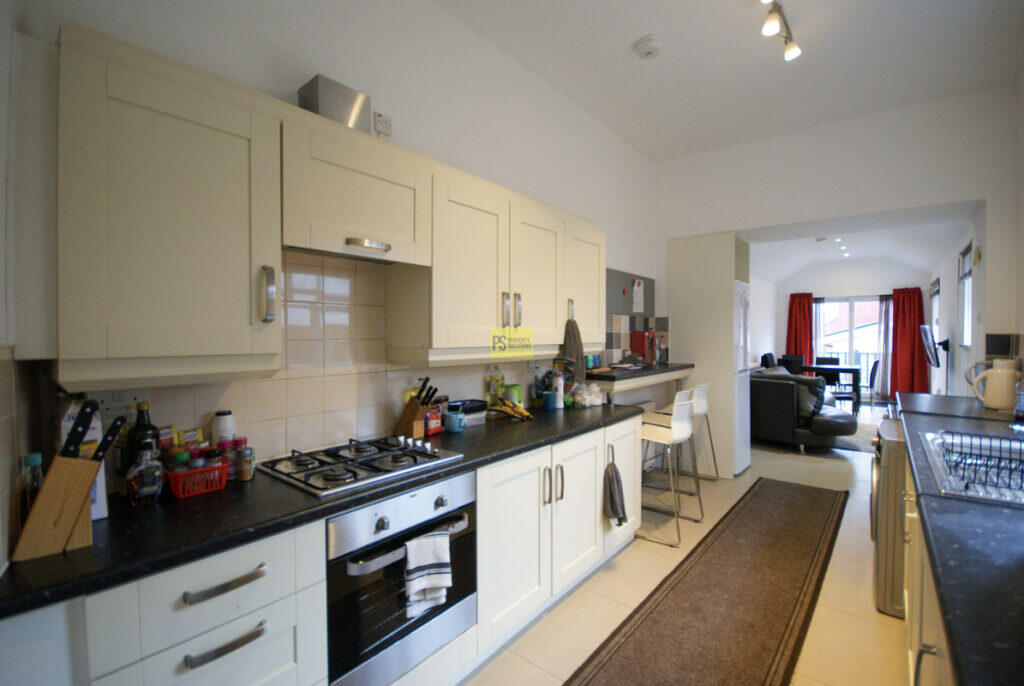 4 bedroom end of terrace house for rent