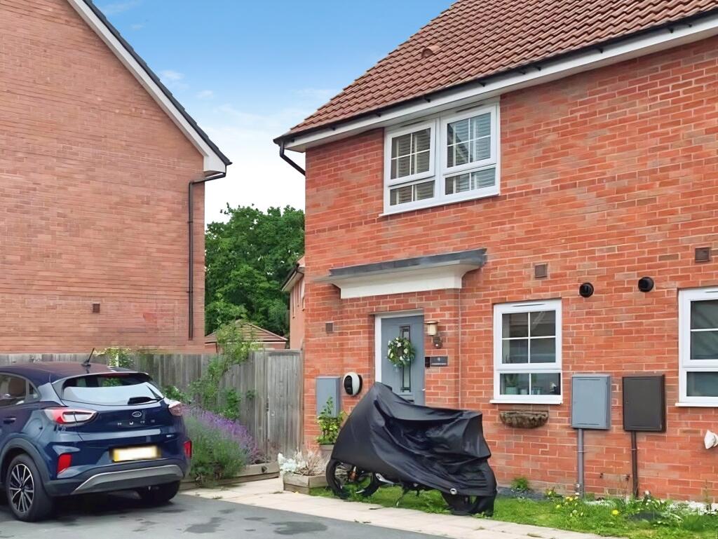 3-bed semi-detached on Antonius Way, North Hykeham, Lincoln, £200,000