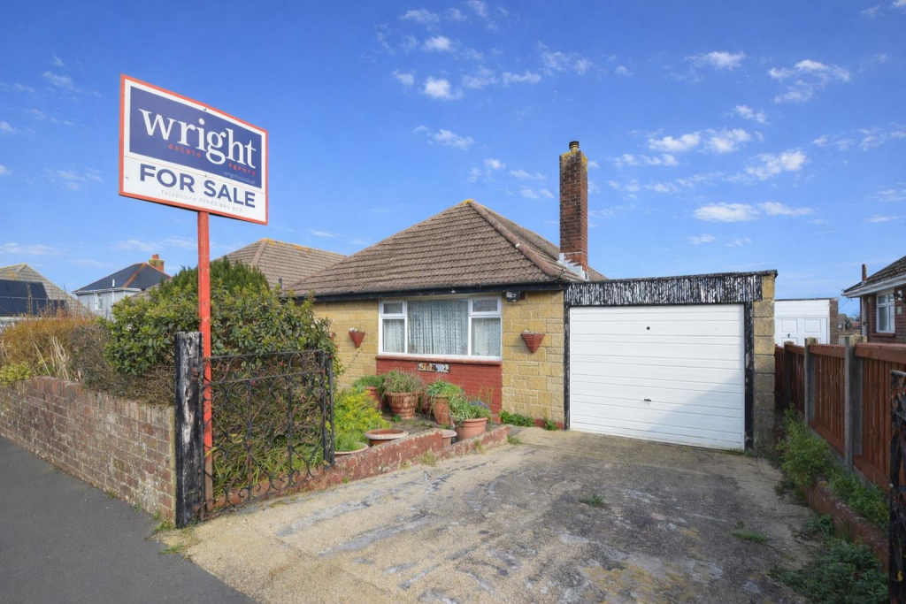 Main image of property: MODERNISATION REQUIRED * LAKE