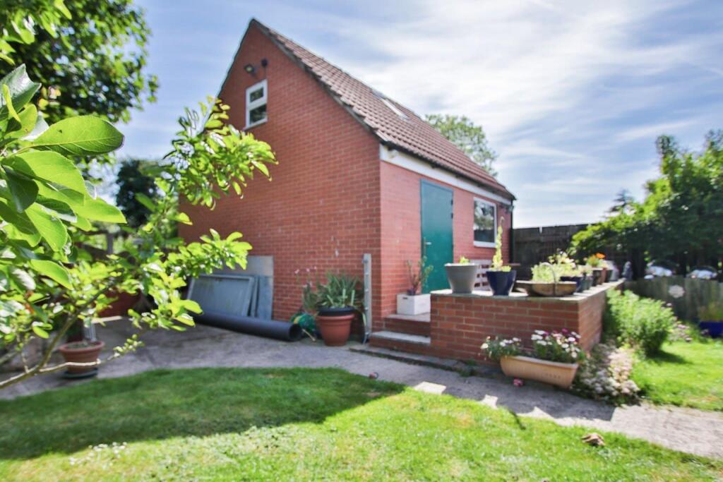 House in Keyingham - More