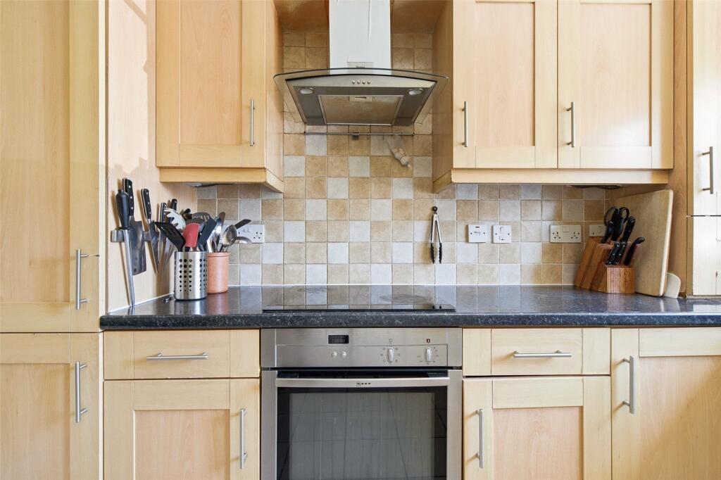Meadow Bank Close, Amersham, Buckinghamshire, HP7 photo 3