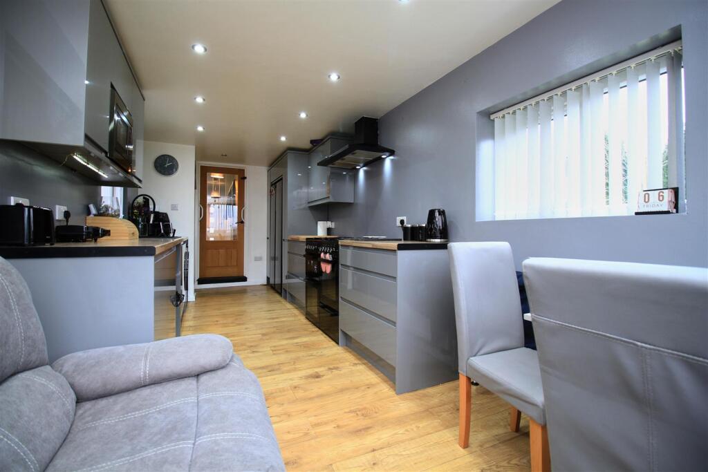 Yew Tree Road, Denton, Manchester photo 4