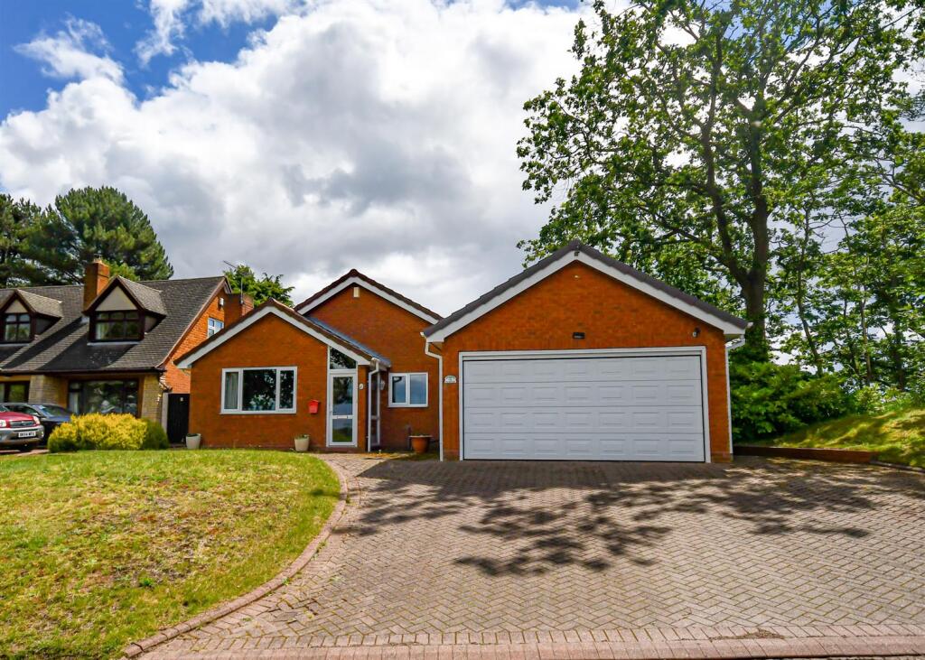 3-bed detached on Bratch Common Road, Wombourne, Wolverhampton, £495,000