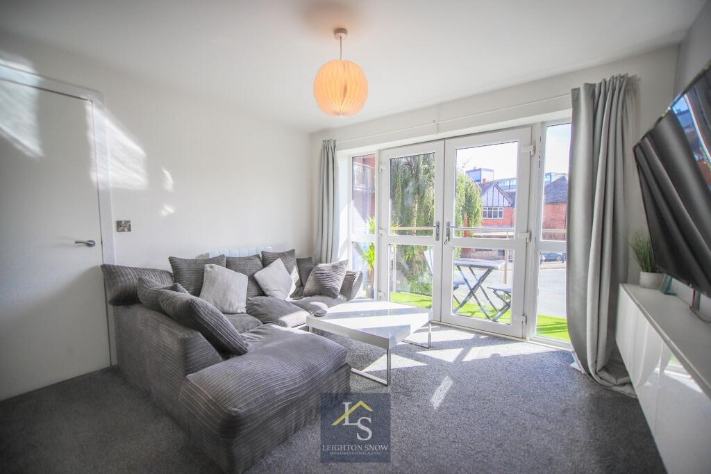 Apartment in Cheadle Hulme, Adswood - More