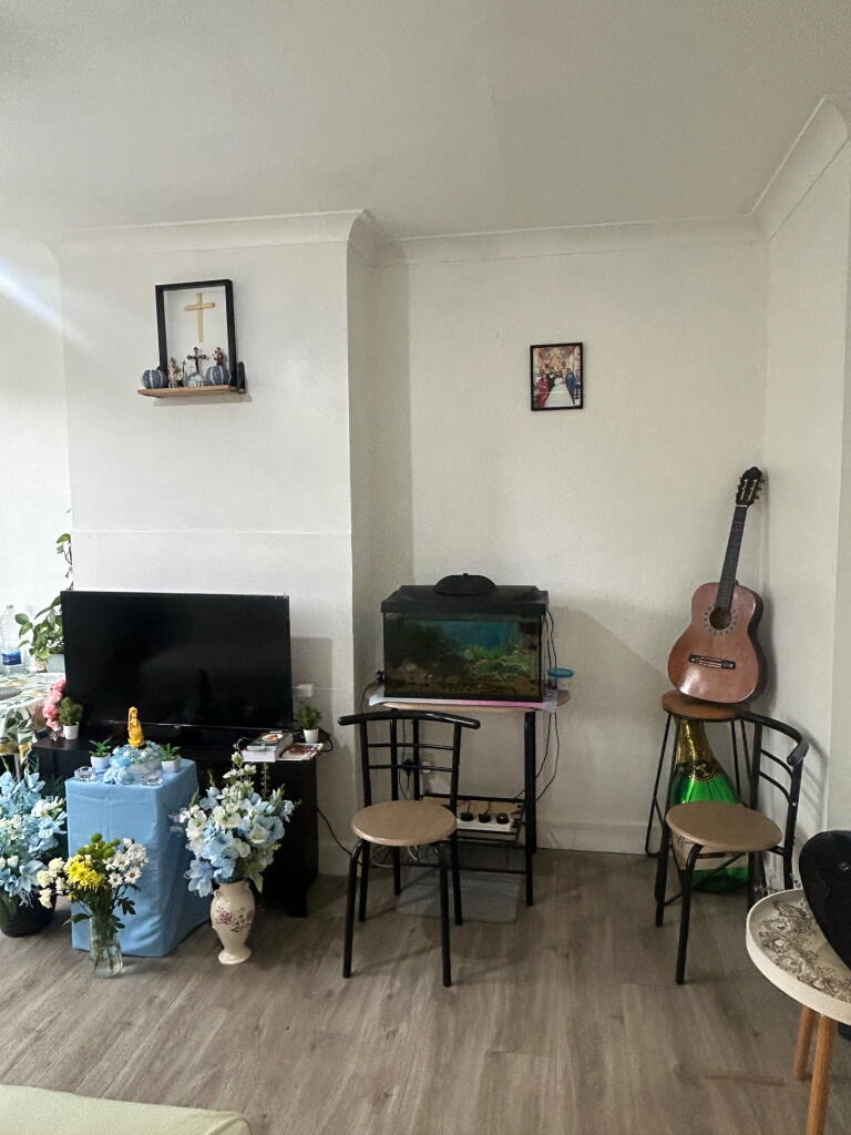 Apartment in Southall - View 3