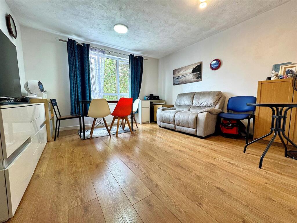 Apartment in Fareham, Whiteley - View 3