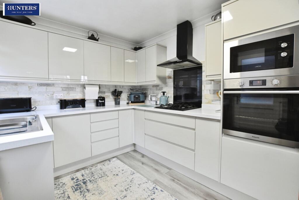 2-bed detached on Hillfoot Drive, Scunthorpe, £215,000