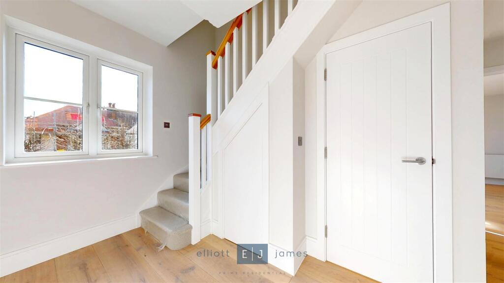 Apartment in Ilford - More