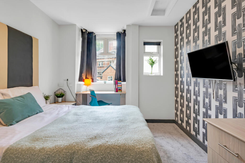House in Leeds, Headingley Hill, Headingley - More
