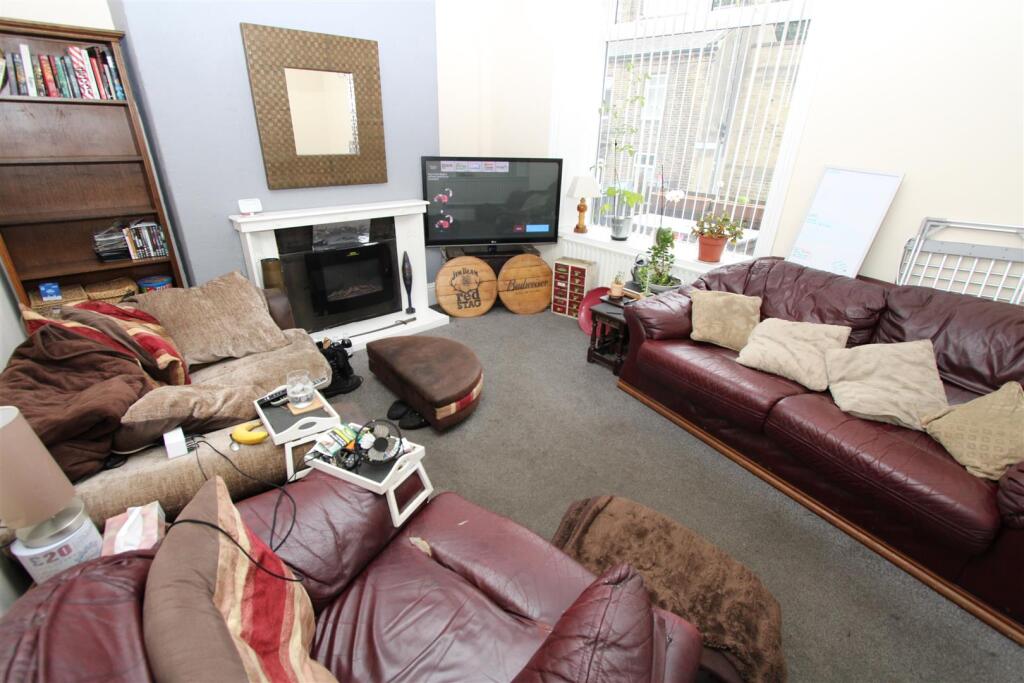 House in Bradford, Thorpe, Idle - View 2