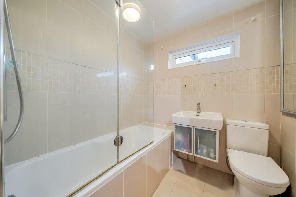 Apartment in London, Cottenham Park, Raynes Park - More