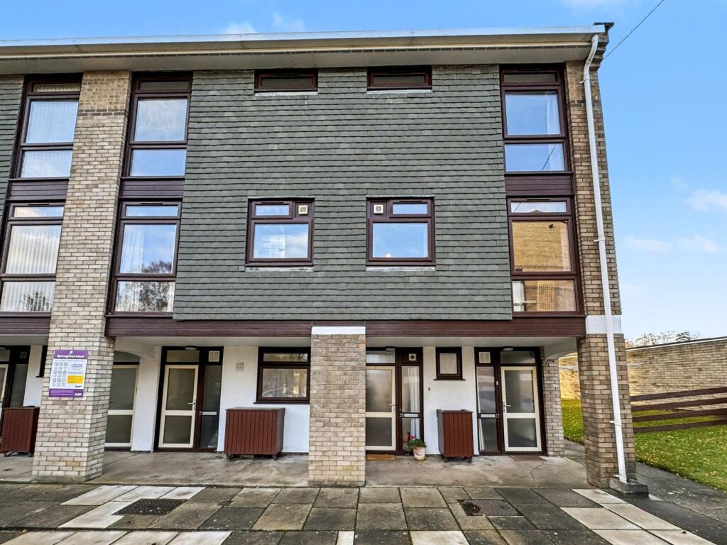 2-bed flat on Sproughton Court, Sproughton, Ipswich, IP8, £170,000