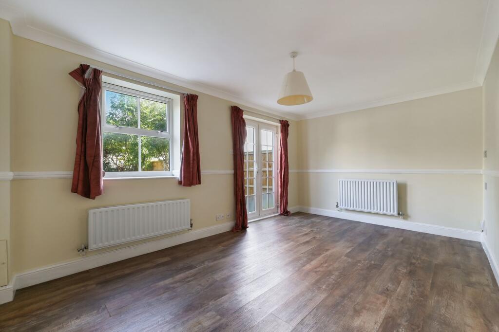 St. Theresa Close, Epsom, KT18 photo 4