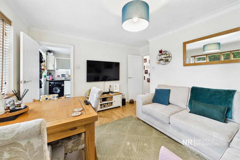 Vernon Close, West Ewell, Surrey. KT19 photo 4