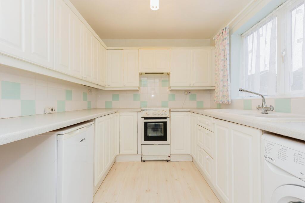 Maple Close, Sale, Greater Manchester, M33 photo 3