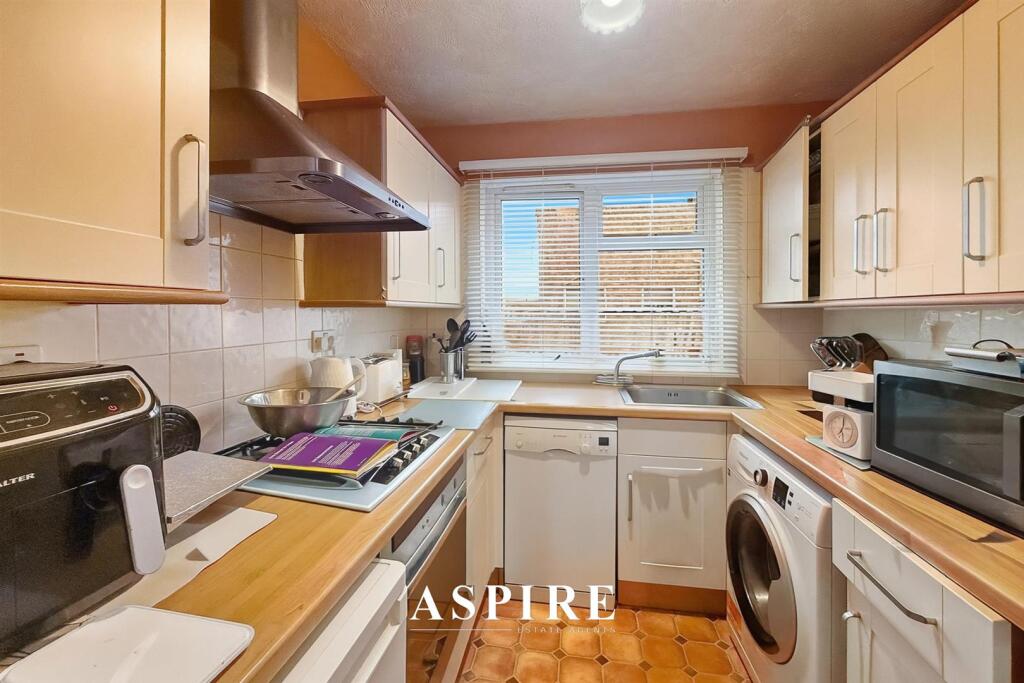Oxwich Close, Corringham, Stanford-Le-Hope photo 4
