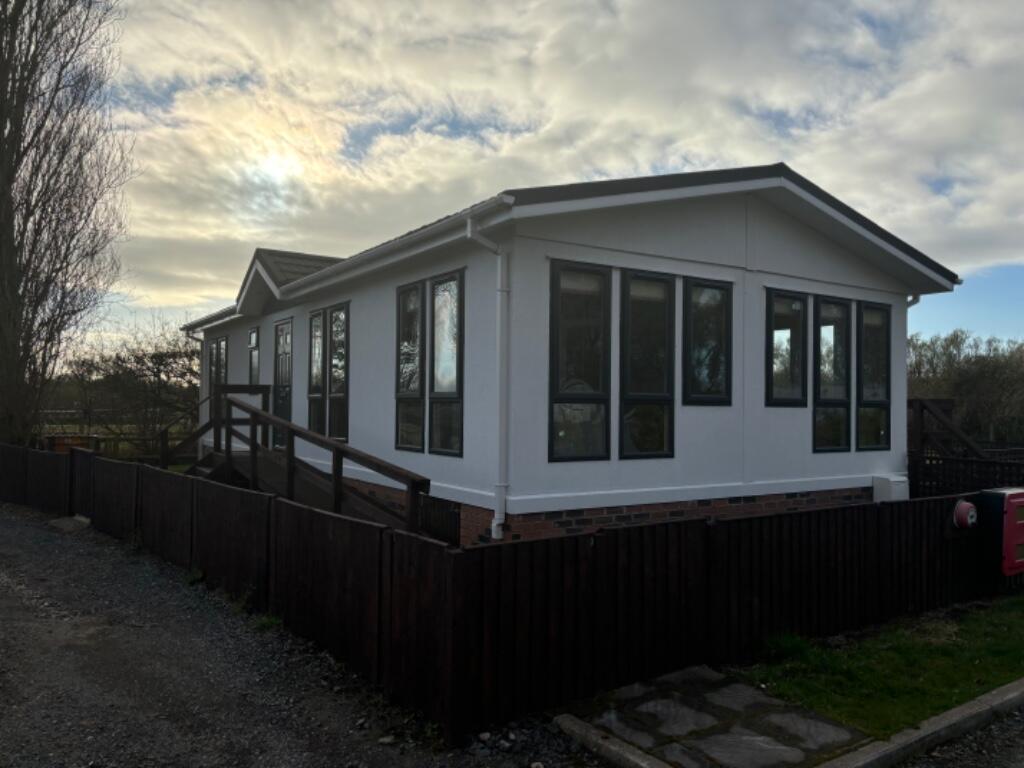 2-bed caravan on Park Lane, CH47, £150,000