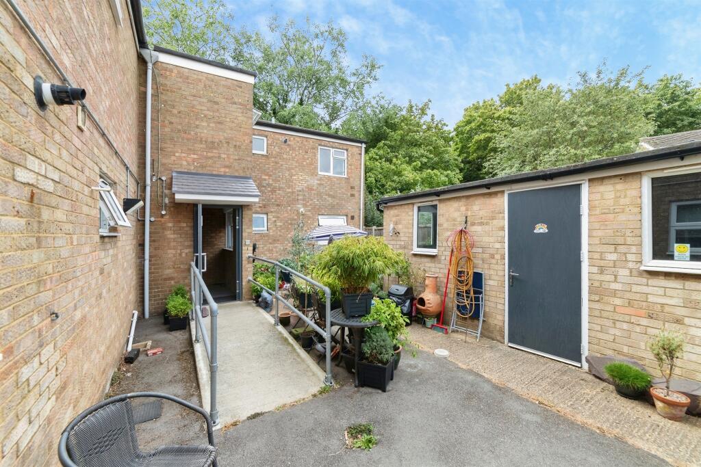 Apartment in Stevenage, Hertfordshire - View 4