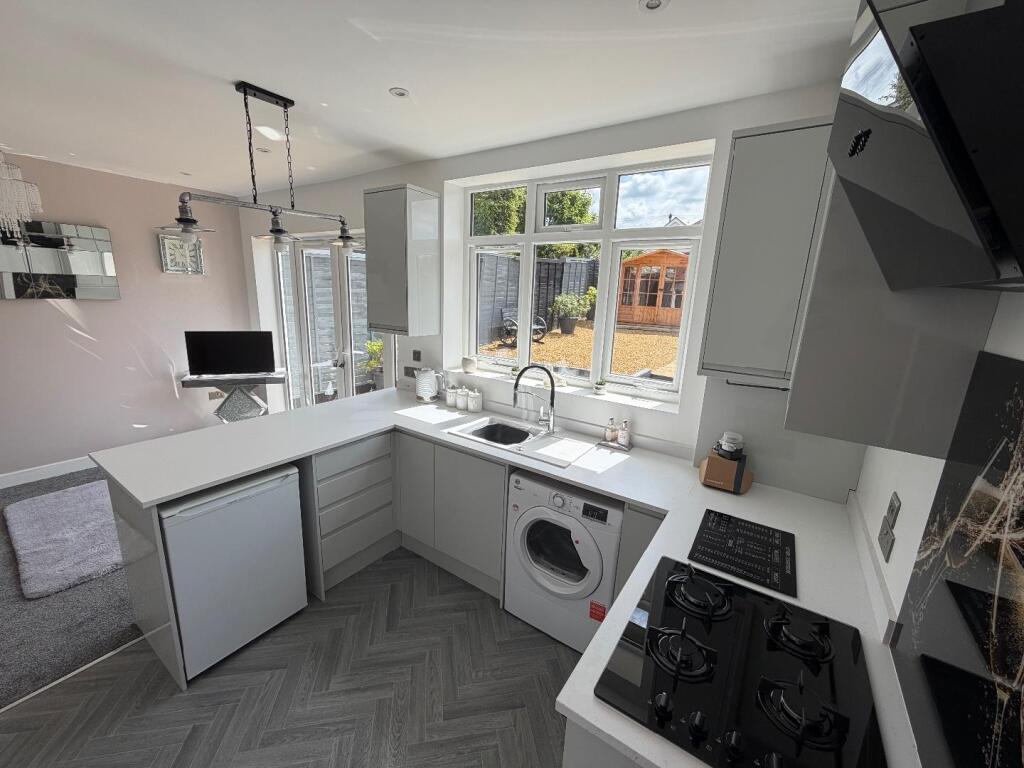 Reedway, Spinney Hill, Northampton NN3 photo 2