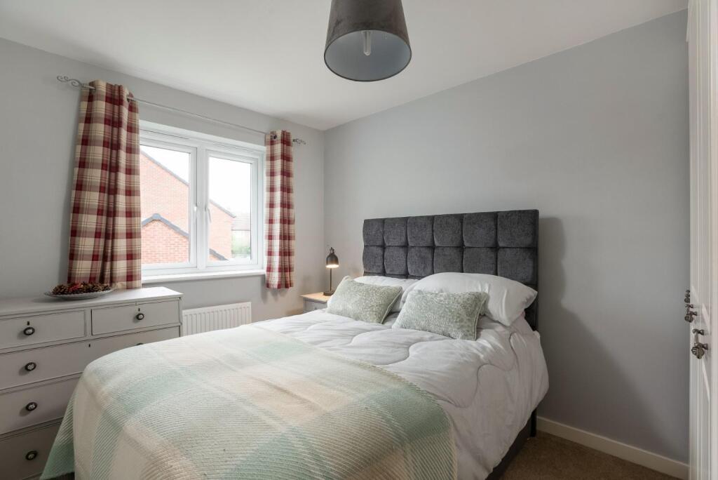 Rochester Close, Meon Vale - More