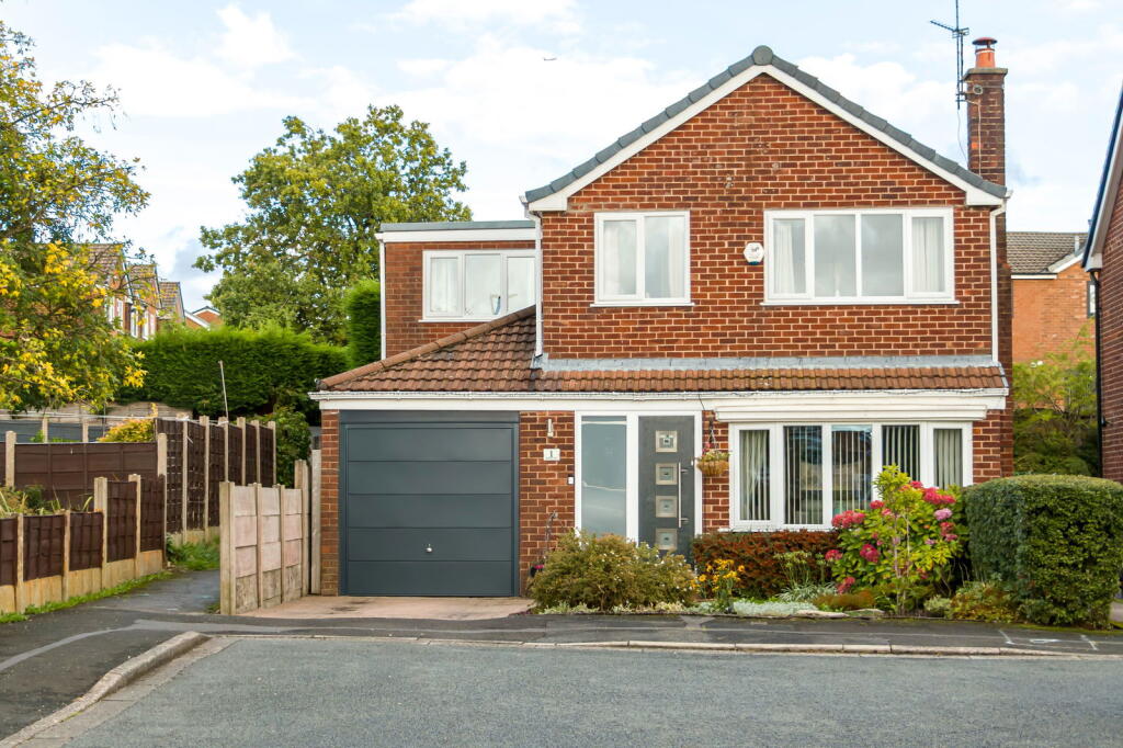 4-bed detached on Rufford Close, Ashton-Under-Lyne, Lancashire, £370,000
