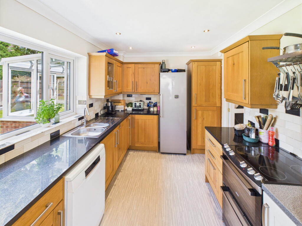 Pine View Close, Stowmarket photo 4