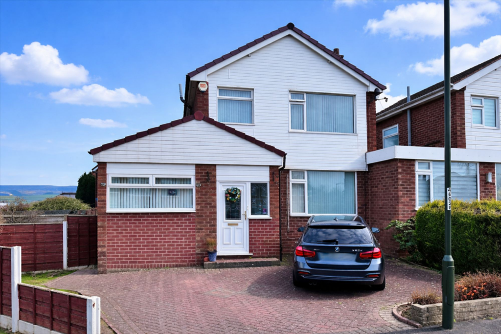 3-bed detached on Lawnfold, Hadfield, SK13, £325,000