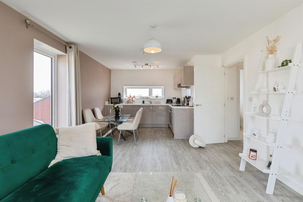 Oxleigh Way, Stoke Gifford, Bristol photo 4