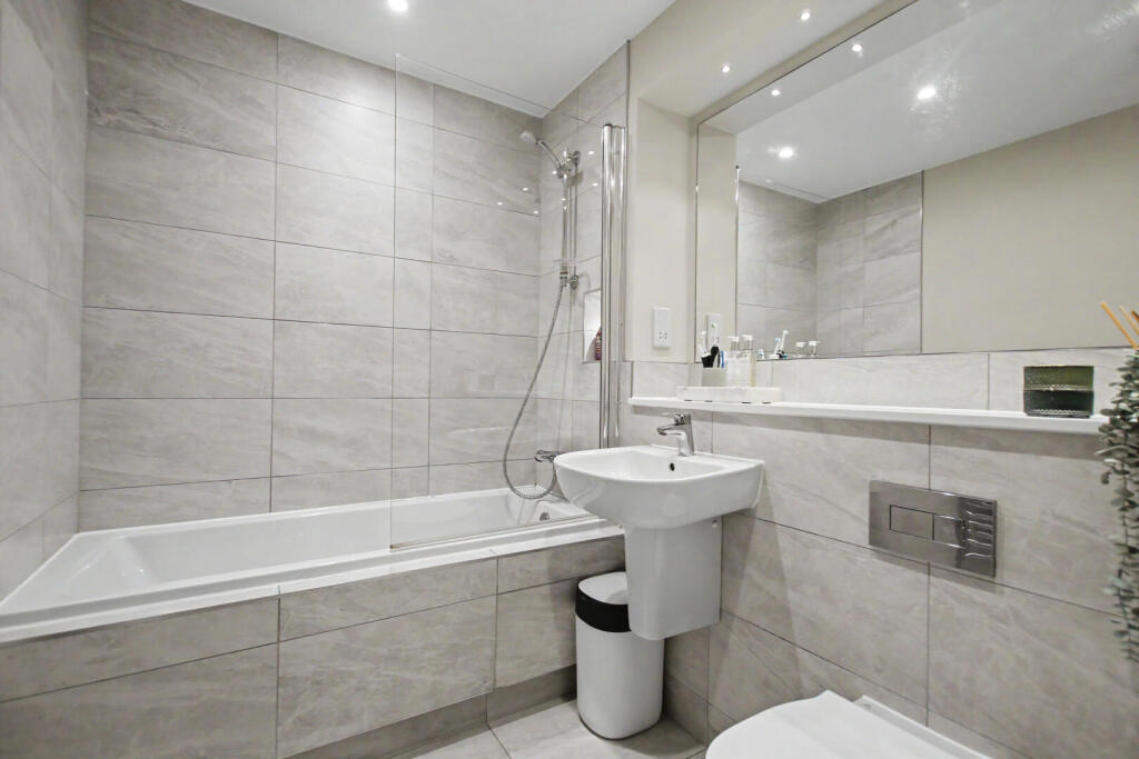 Apartment in London, Albany Park - View 5