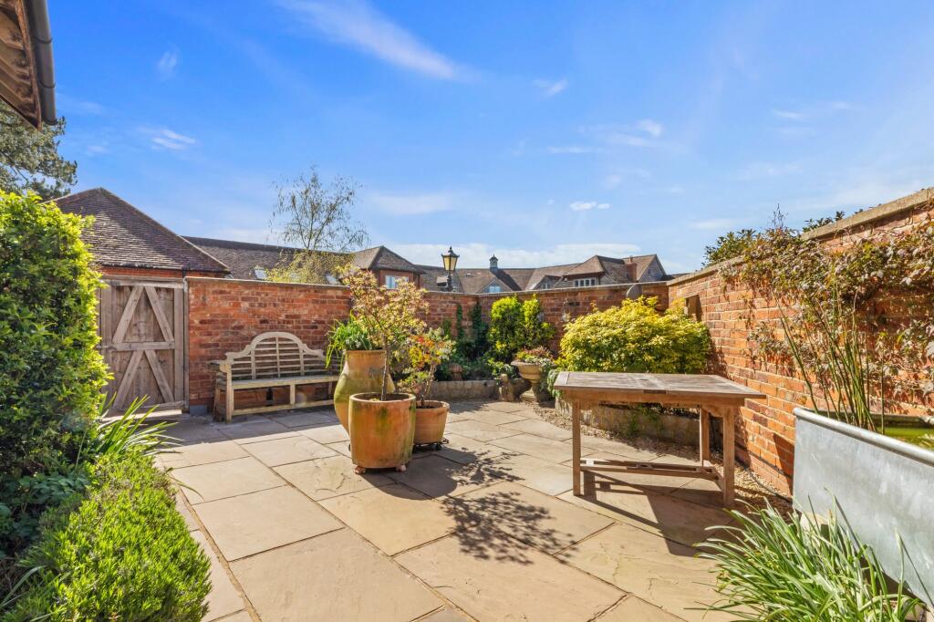9 Pearce Courtyard, Oakley, HP18 photo 4