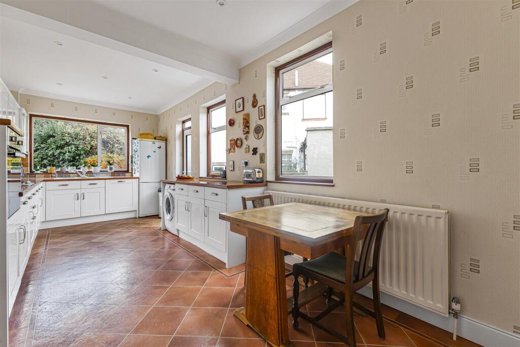House in London, Hurst, Albany Park - View 5