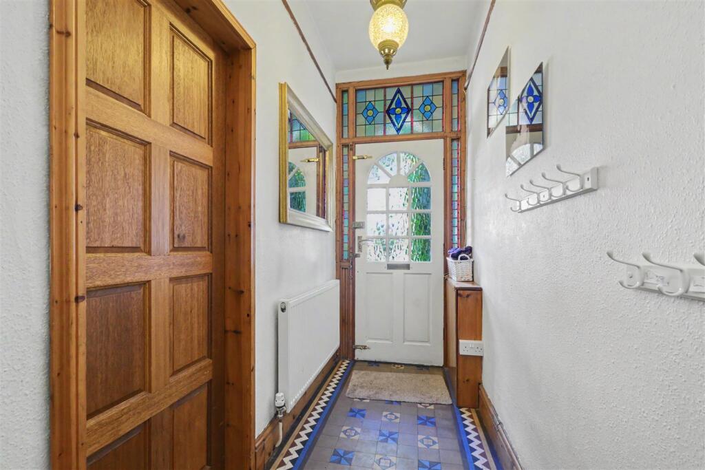 House in Rushcliffe, Lady Bay - More