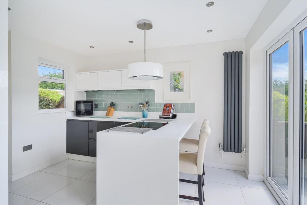 House in Sutton - View 5