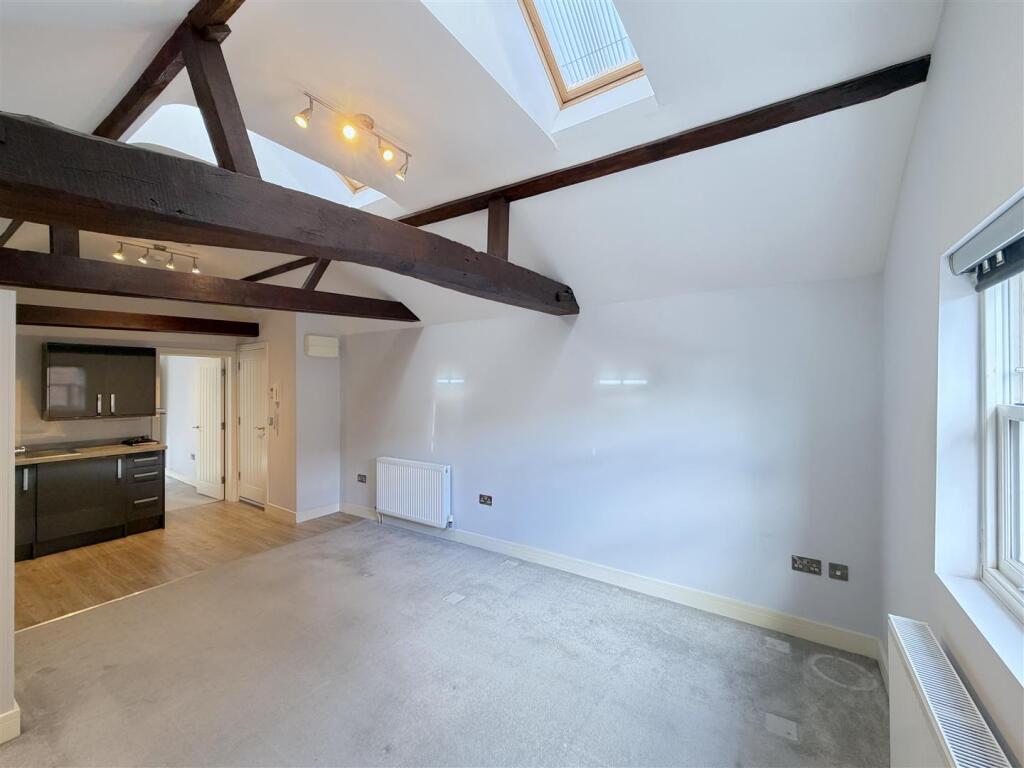 Apartment in Warwick, Royal Leamington Spa - View 3