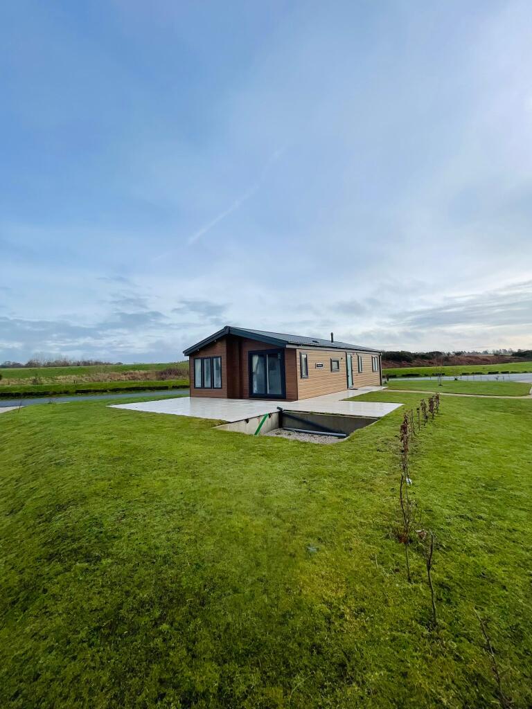 3-bed caravan on Willerby Pinehurst, Delamere Lake Sailing and Holiday Park, Oakmere, Northwich, Cheshire, CW8 2JL, £159,995