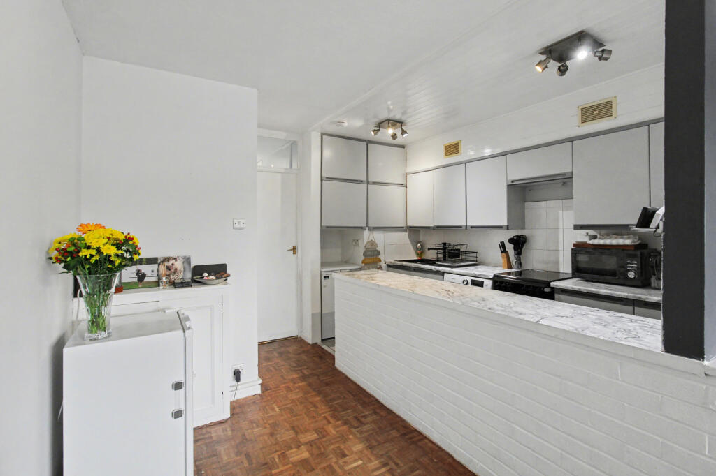 Apartment in Rushmoor, North Camp, Farnborough - View 3