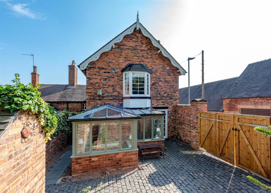 Cedar Cottage, 31 The Avenue, Penn, Wolverhampton photo 3