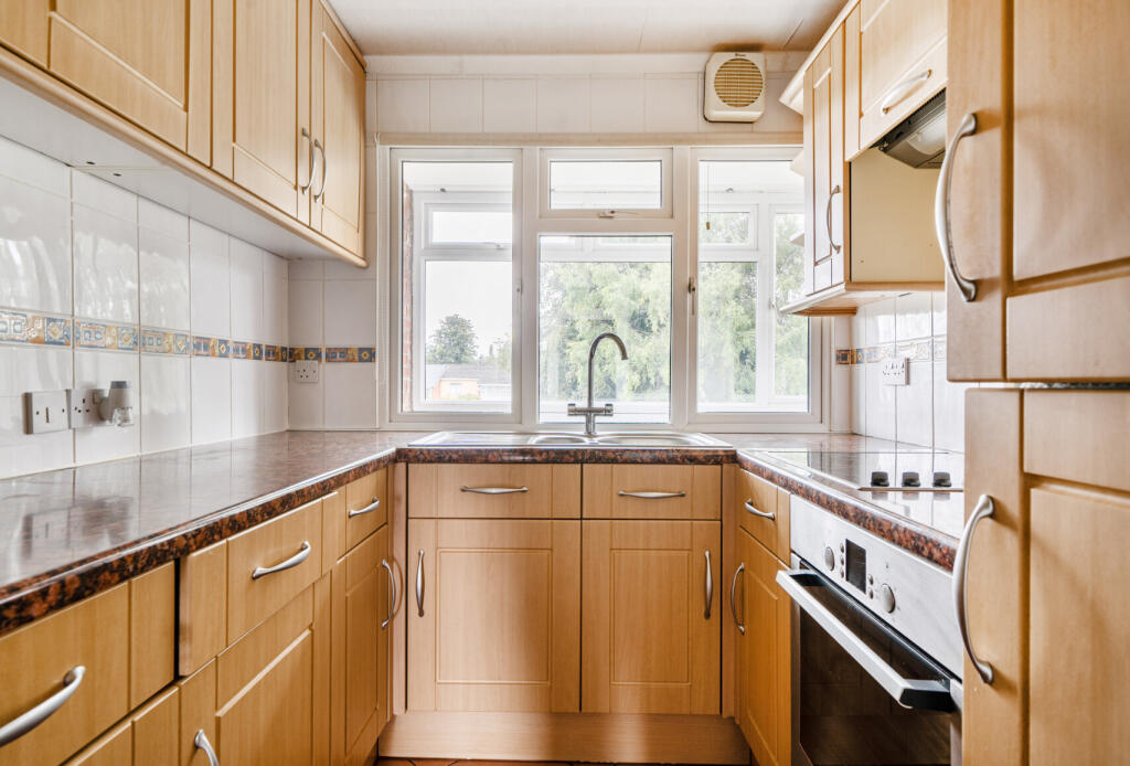 Apartment in Hambrook, Winterbourne - View 2