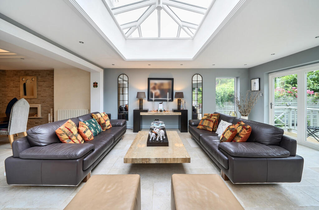 Main image of property: Creighton Avenue, London, N2