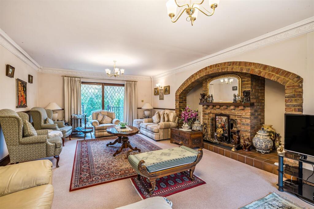 Hemlock Close, Kingswood, TADWORTH photo 3